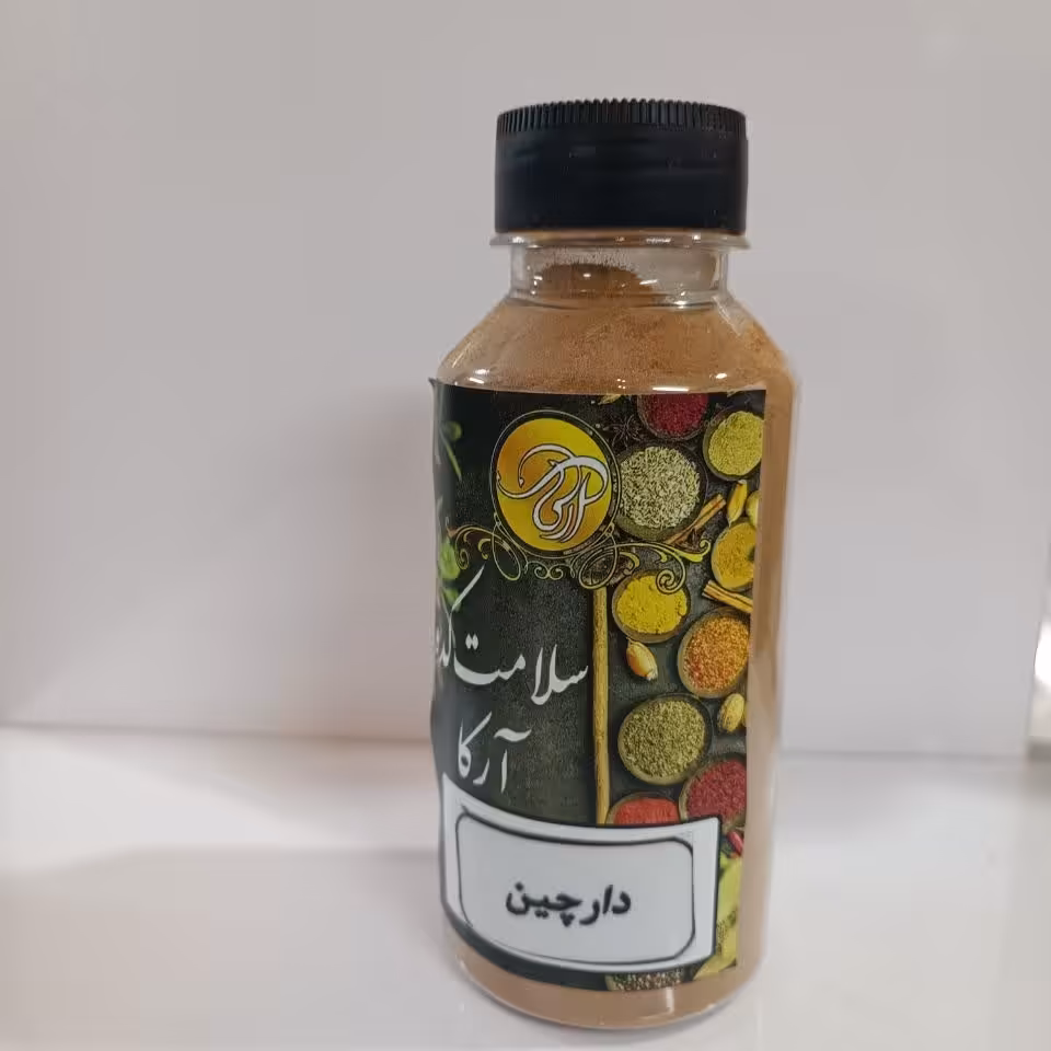 ادویه پودر دارچین با کیفیت و تازه پودر شده با ظرف نمک پاشی