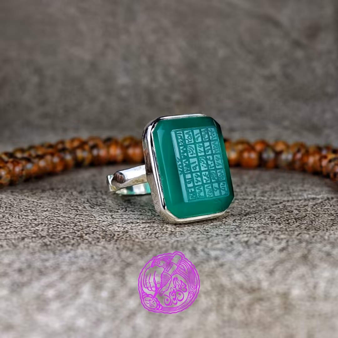 انگشتر اسپرت عقیق سبز  معدنی تراش جواهری رکاب نقره با عیار 925 صفوی حرز دار مخصوص مهر و محبت و روزی بسیار امضاء خادم 
