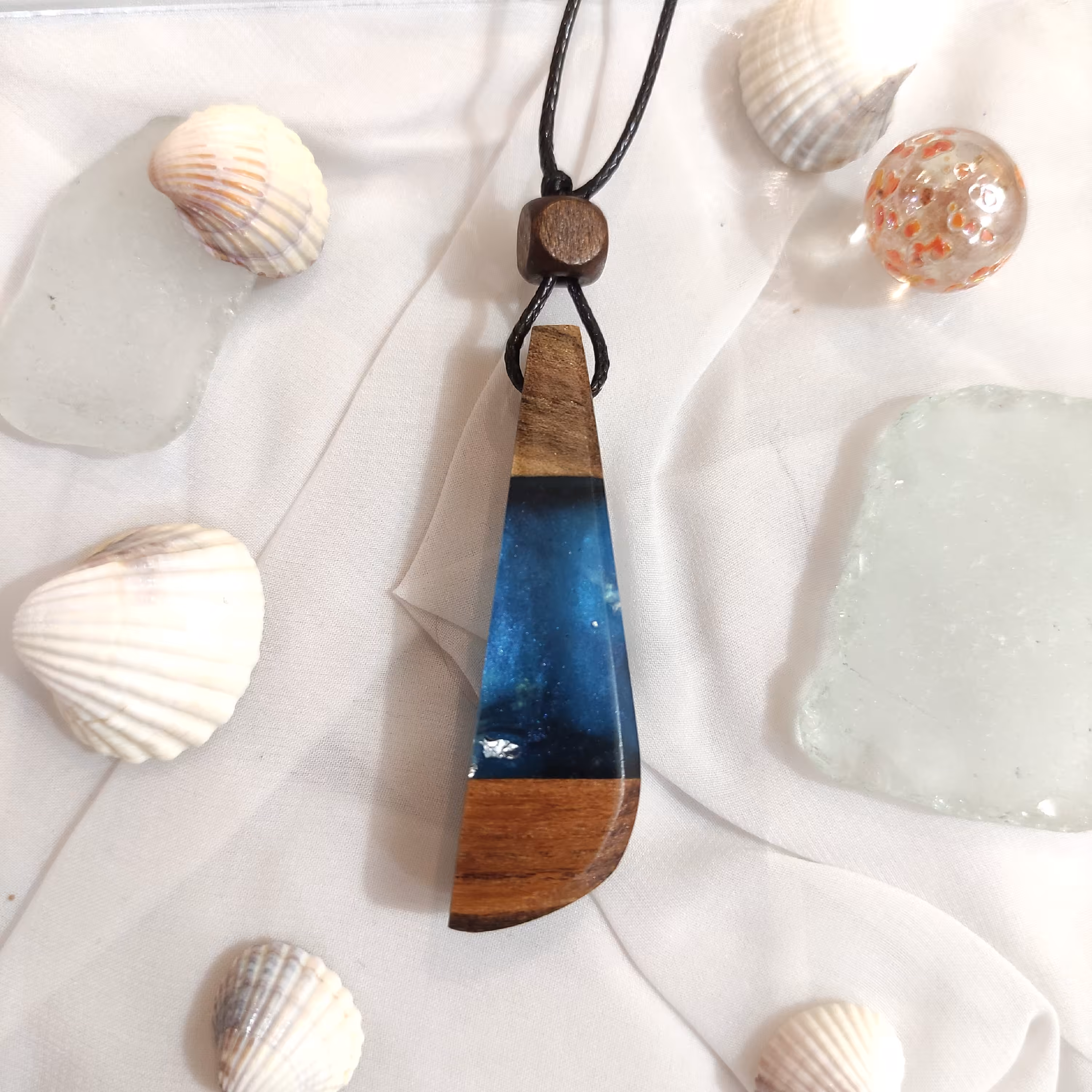 گردنبند رزین و چوب گردو
طرح دریا 
رنگ آبی و مشکی با ورقه نقره 
کد 11
با روکش ضد خش پلی اورتان