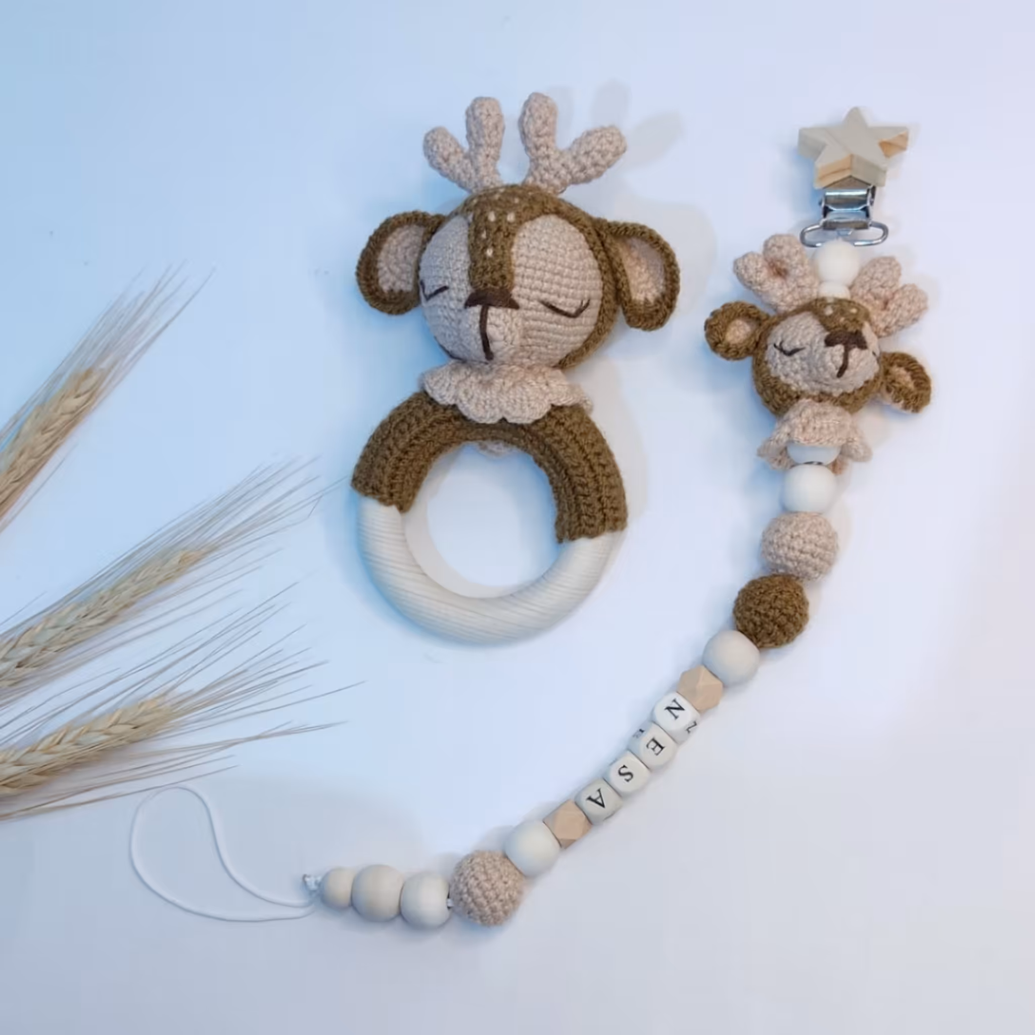 جغجغه و بند پستونک بافتنی برای سیسمونی عروسک گوزن