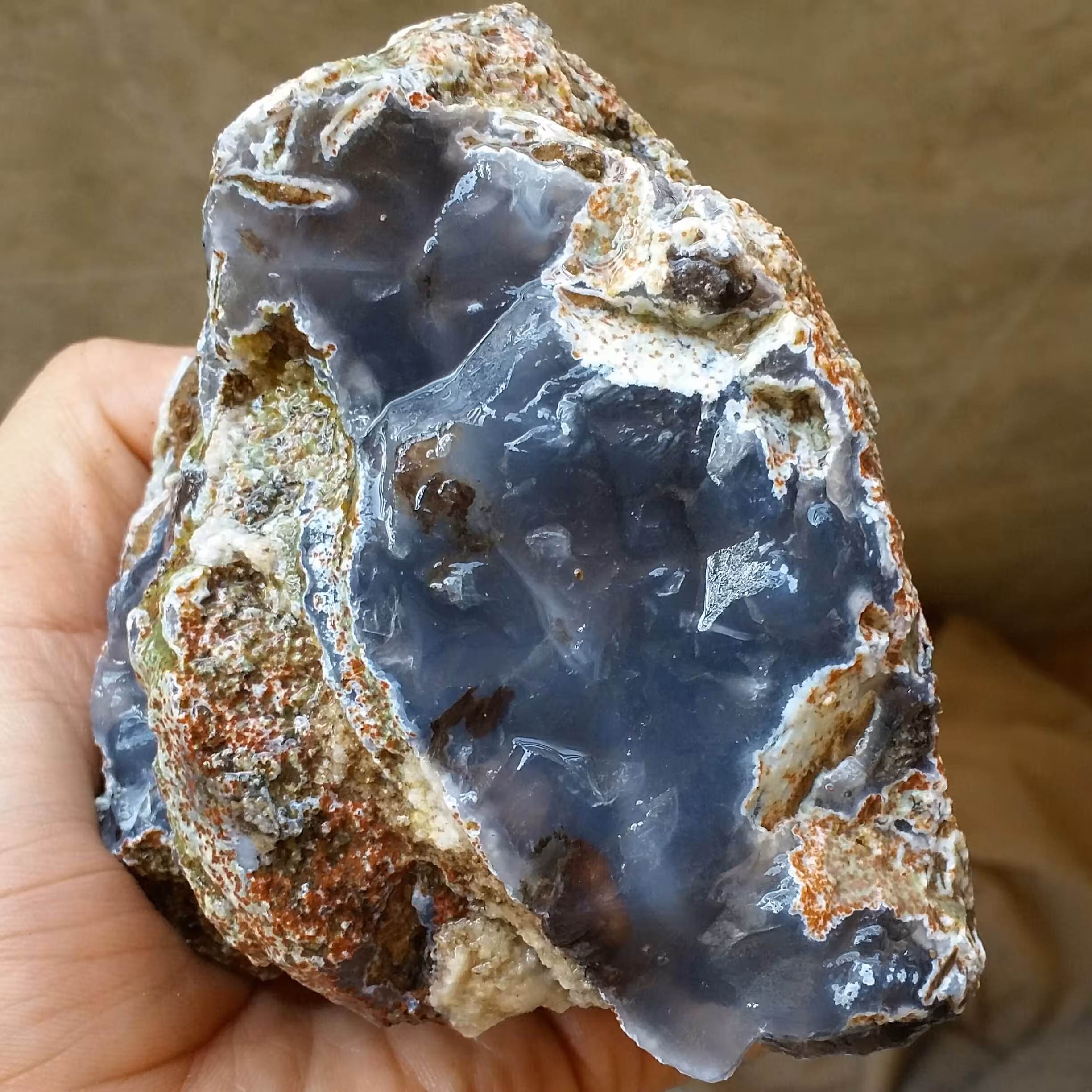 سنگ راف خام بسیار درشت عقیق جارویی شکوفه برش نخورده 100در100 طبیعی سرشار از خواص شاهکار خلقت
با قابلیت ساخت چندین نگین 
