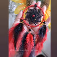 اویز ماشین  تک پر طرفدار  طرح دریم کچر  رنگ قرمز مشگی  با ارسال رایگان قطر حلقه 7سانت 