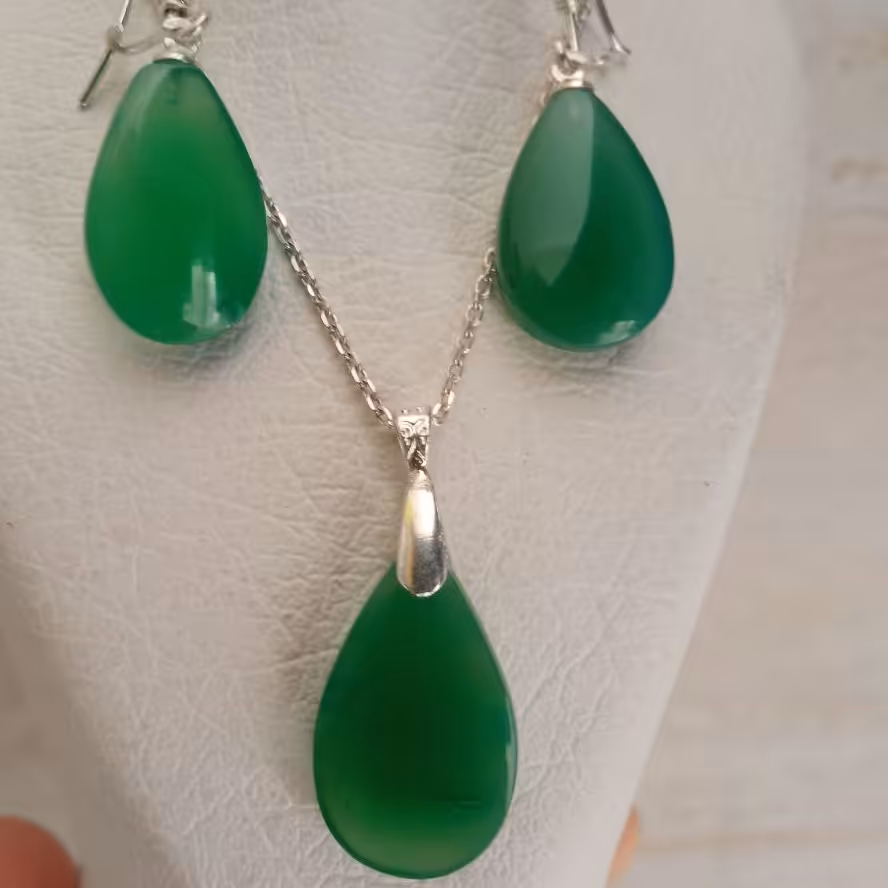 نیمست عقیق سبز  طبیعی و معدنی تراش دست خودم دو طرف تراش و جلا طرح اشک پر طرفدار اتصال  نقره925 