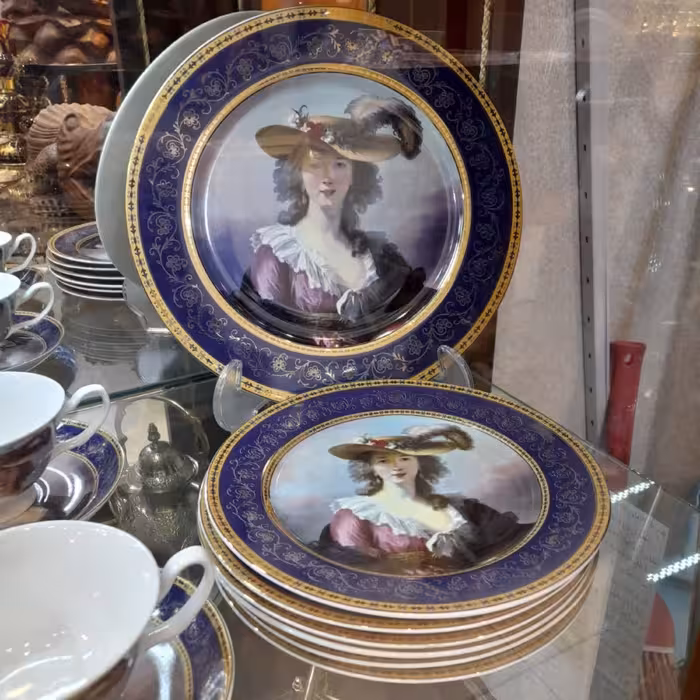 عصرانه خوری خاص دختر کلاه دار(خارجی)(پسکرایه)