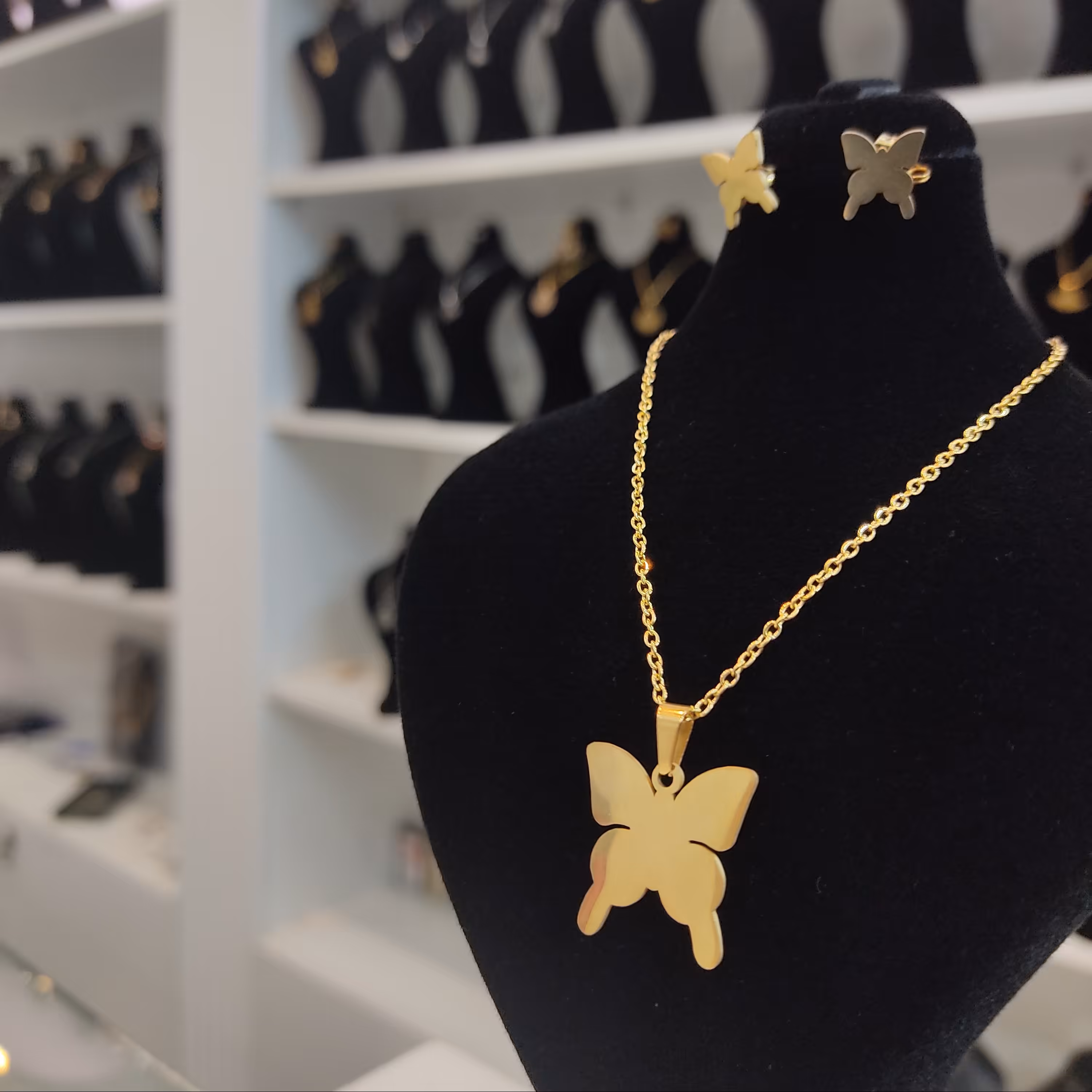 نیمست استیل پروانه طلایی همراه زنجیر رنگ ثابت