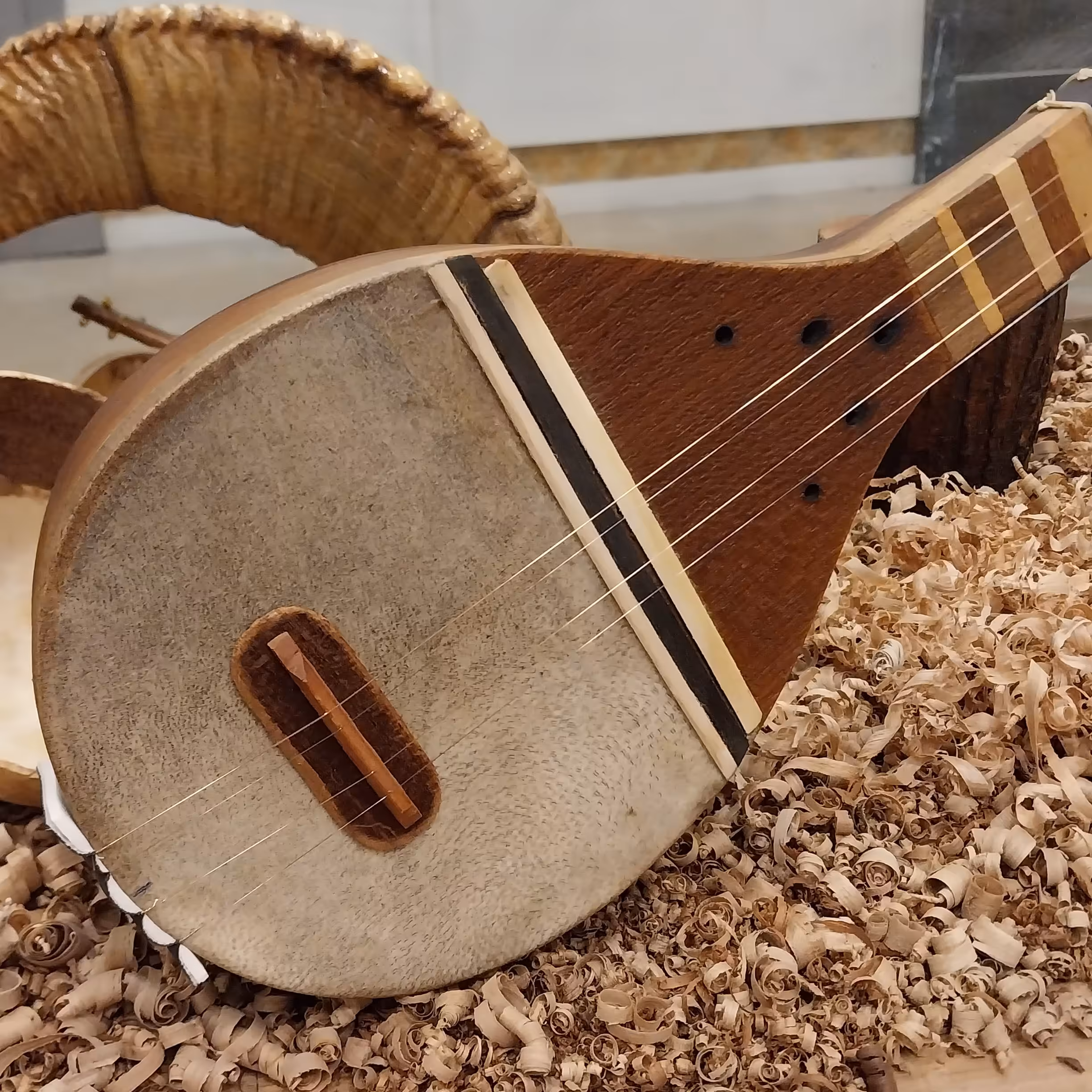 سه تار شورانگیز از چوب توت مستقیم  از سازنده 