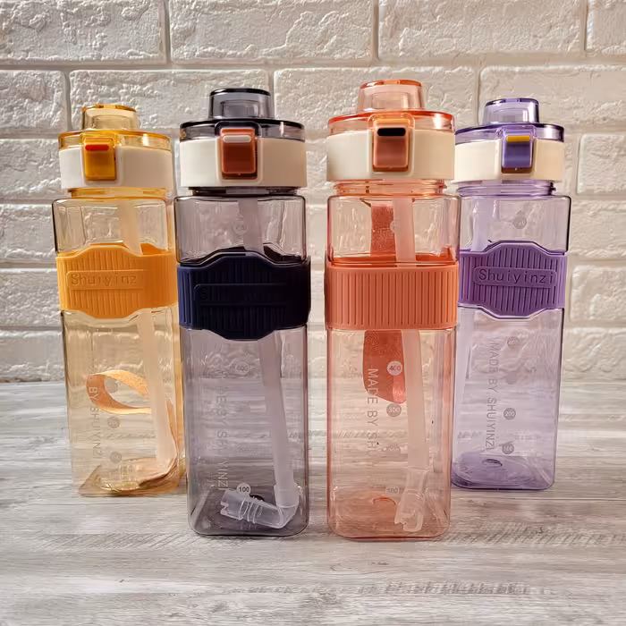 قمقمه مربعی شفاف کمر سیلیکونی دو حالته همراه با بند آویز ا گنجایش 700 میل