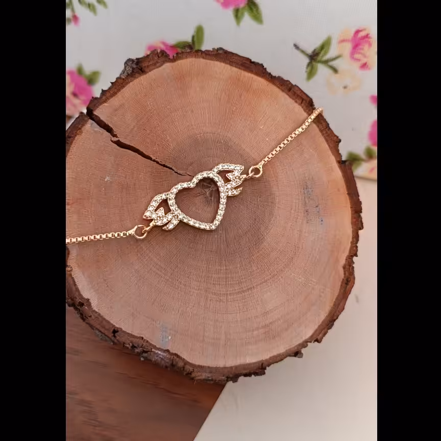 دستبند رنگ ثابت طلایی  برند fashion jewelry کیفیت عالی با قفل آسانسوری طرح قلب بال دار(کد 03)