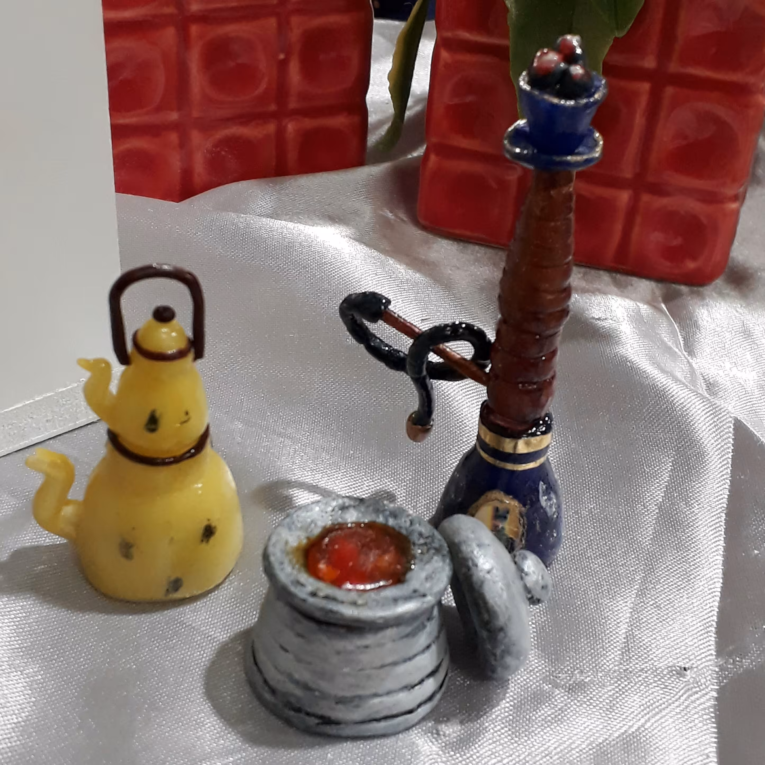 ست مینیاتوری جذاب مناسب تمام مکان ها و ماکت خانه های روستایی قلیون 7سانت کتری قوری 4 سانت با خمیر چینی 