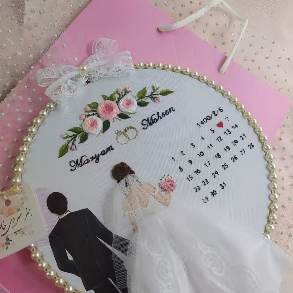 یادبود عرس و داماد گلدوزی مینیاتوری با نقاشی رو پارچه بسیار ظریف