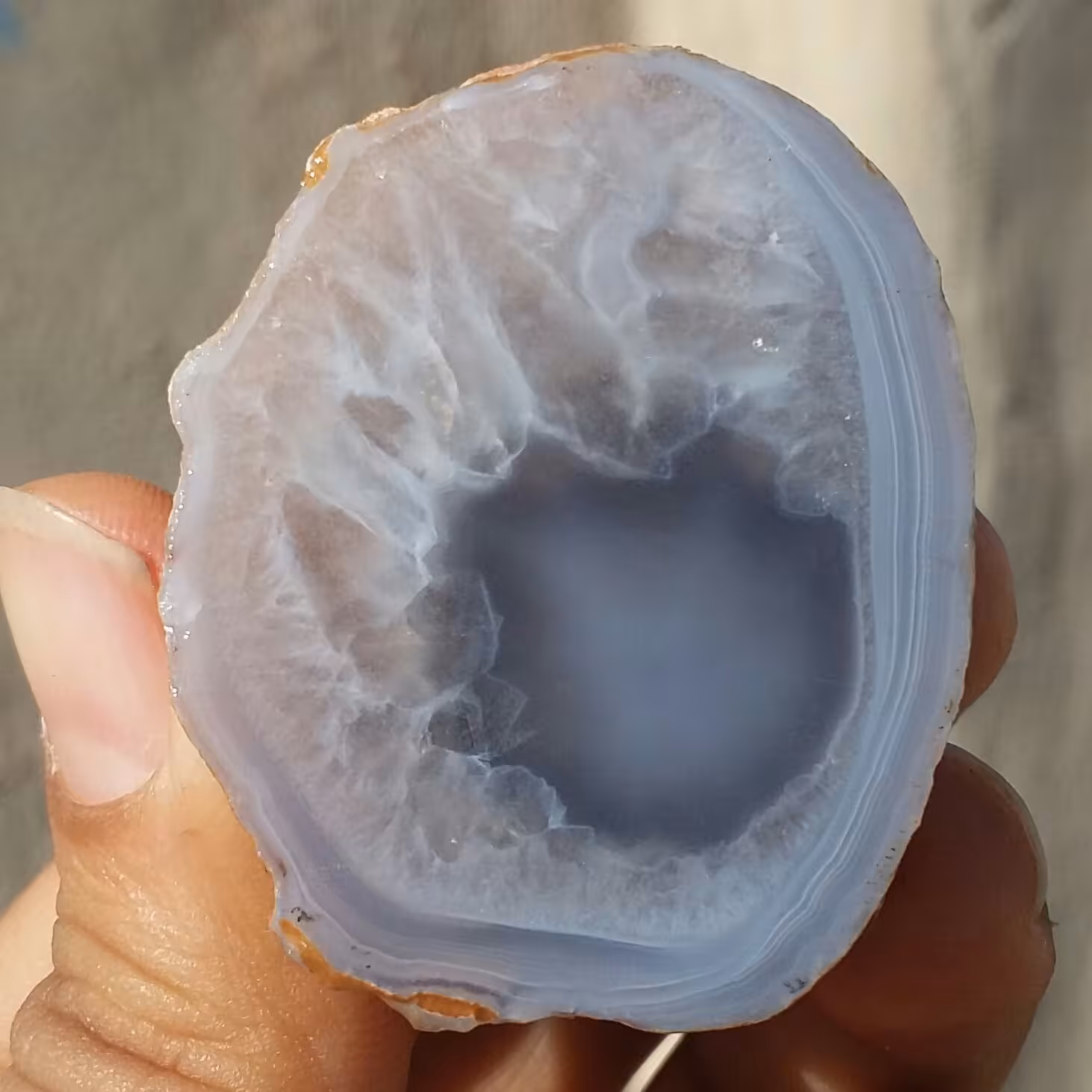 اسلایس سنگ راف عقیق سلیمانی 3بعدی چشمی ژئود دار بسیار دیدنی شاهکار خلقت کاملا طبیعی
با قابلیت ساخت چند نگین خاص کد 10068