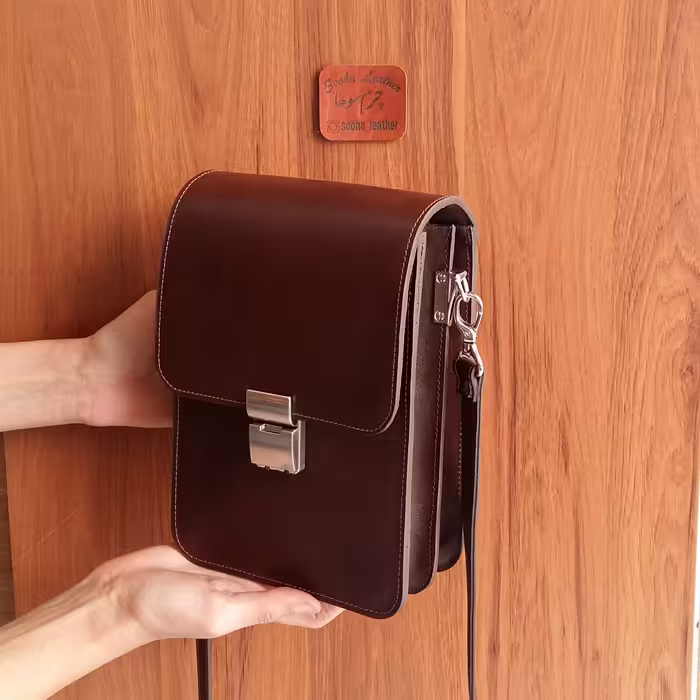 کیف دوشی مردانه چرم طبیعی دست دوز با قفل رمزدار M02  کیف مردانه کیف مدارک مردانه کیف چرمی کیف چرم مردانه