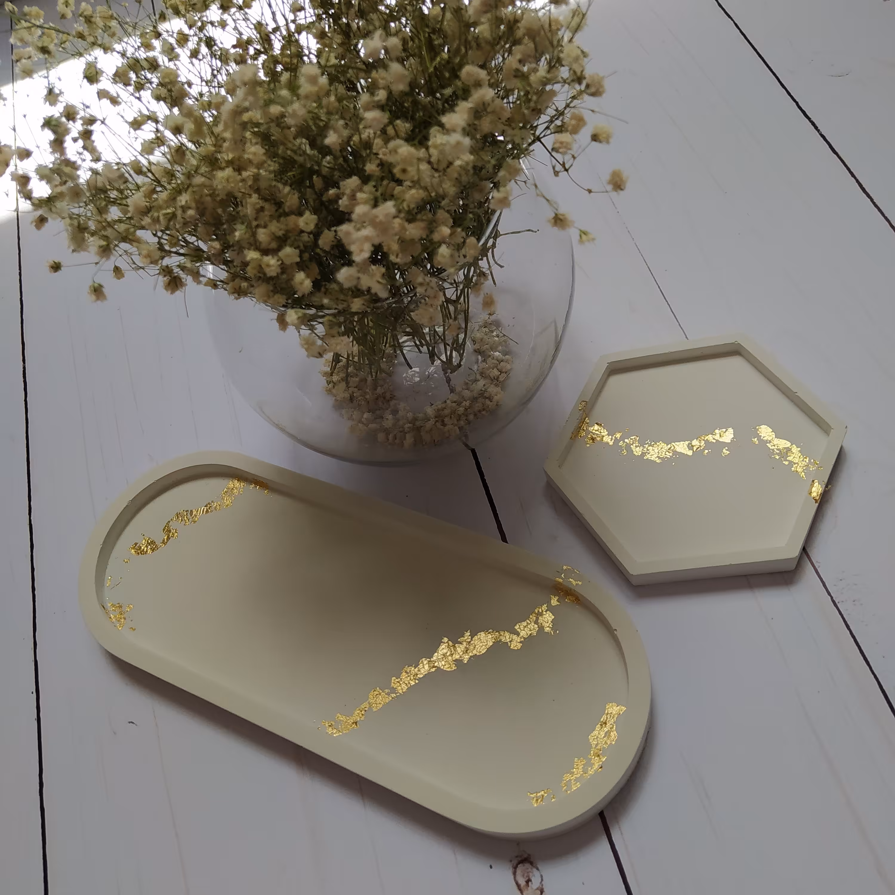 سینی و زیرلیوانی بتنی با ورق طلا