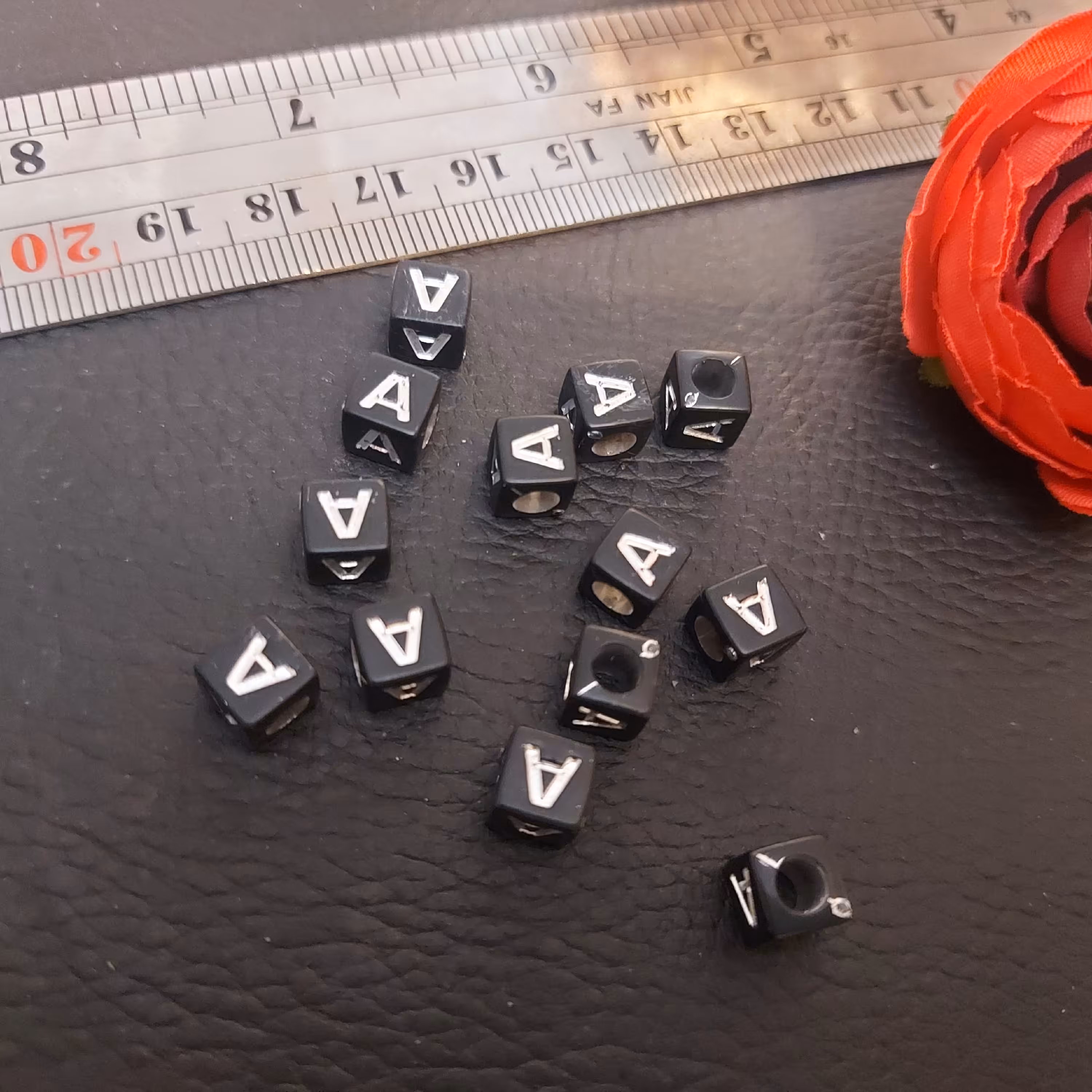  مهره حروف زمینه مشکی تک حرف بسته 40 عددی