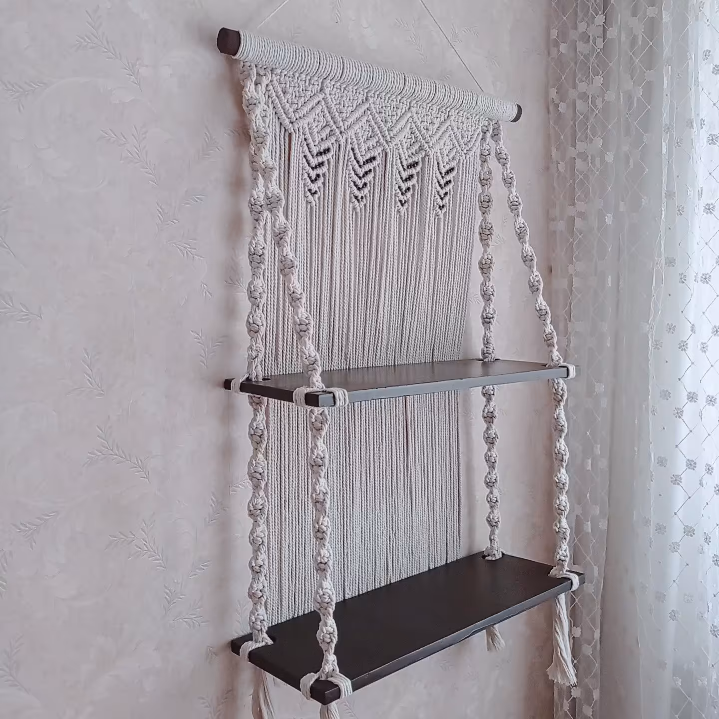 شلف دیواری مکرومه بافی. کتابخانه