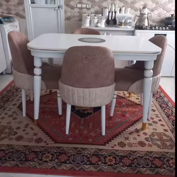 میز ناهارخوری   کرایه رایگان نیست به عهده خریدار هست 