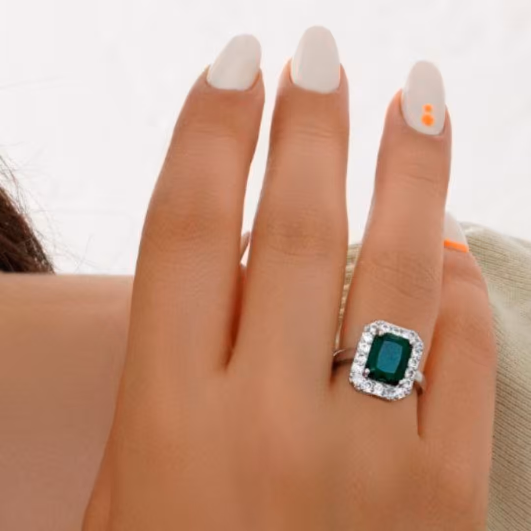 انگشتر نگین رنگی زنانه و دخترانه free size سبز و سفید
کیفیت آبکاری عالی 
نگین مخراج کاری  