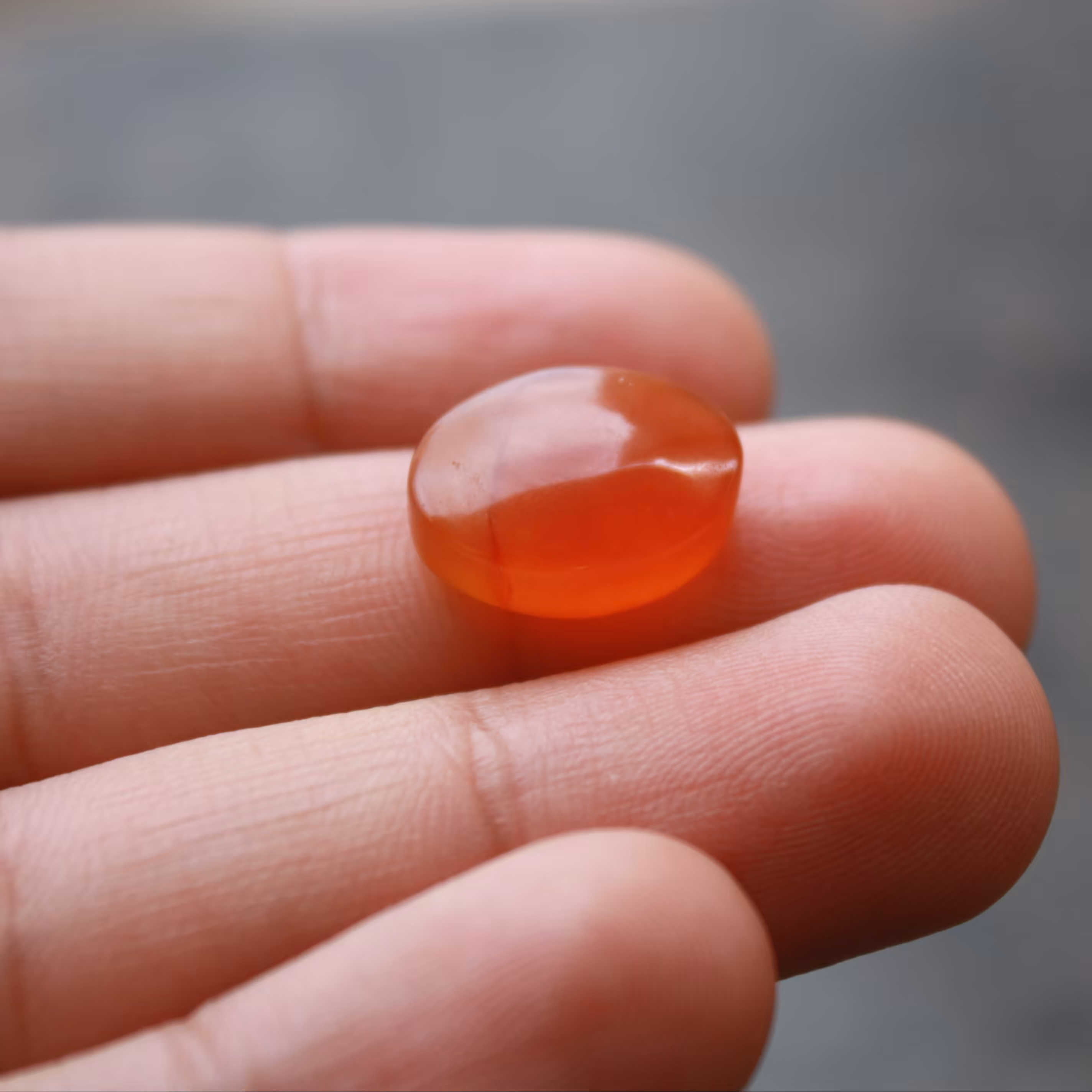 نگین عقیق یمنی اصل و معدنی و طبیعی آبدار تا حدودی لونه زنبوری رنگ پرتغالی لانه زنبوری یمانی  کد 12