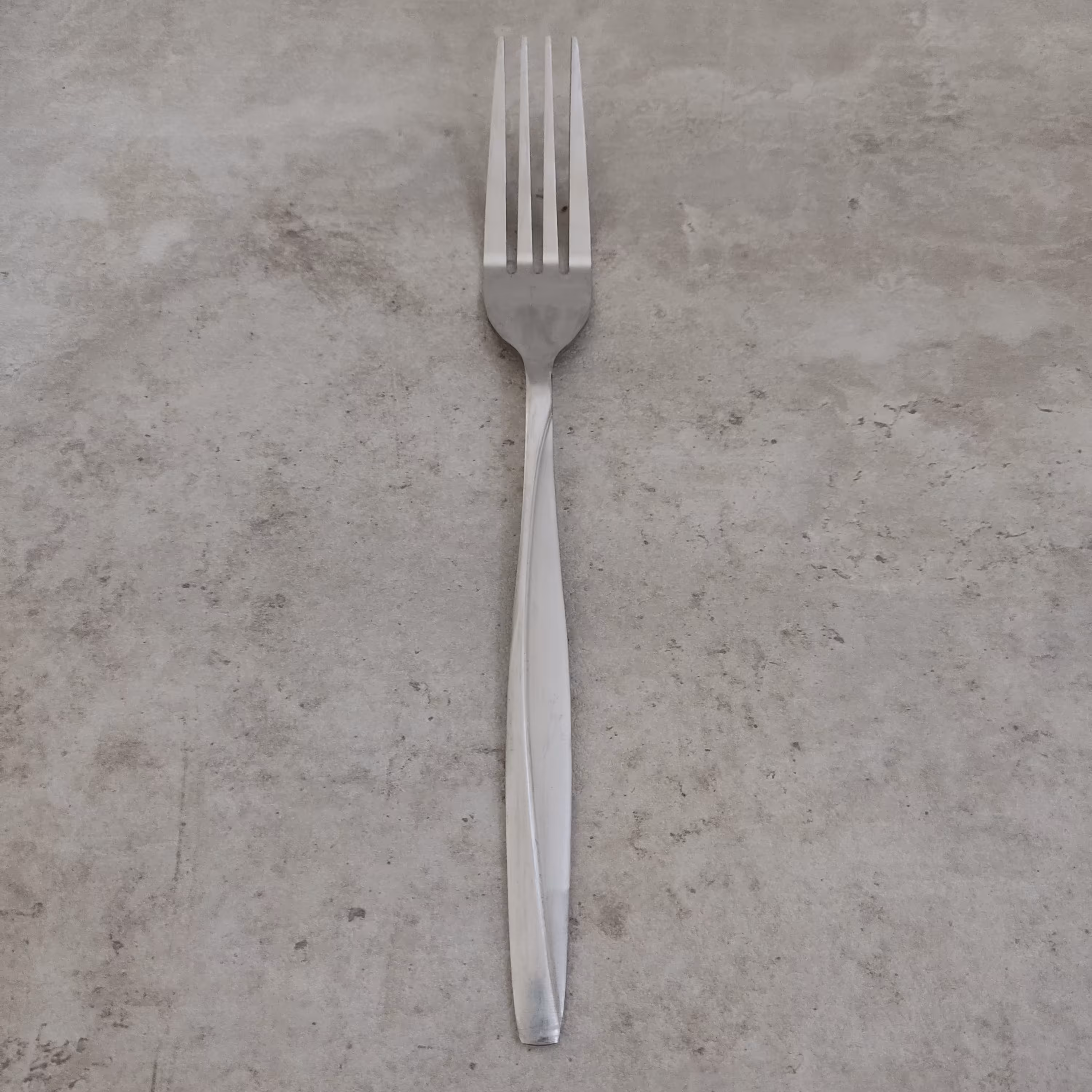 چنگال بزرگ.چنگال بادمجان.چنگال مرغ خوری طرح ماینز بسته 1 عددی  طرح مایز و طول28 سانت ضخامت3میل جنس فولاد ضد زنگ عیار 18