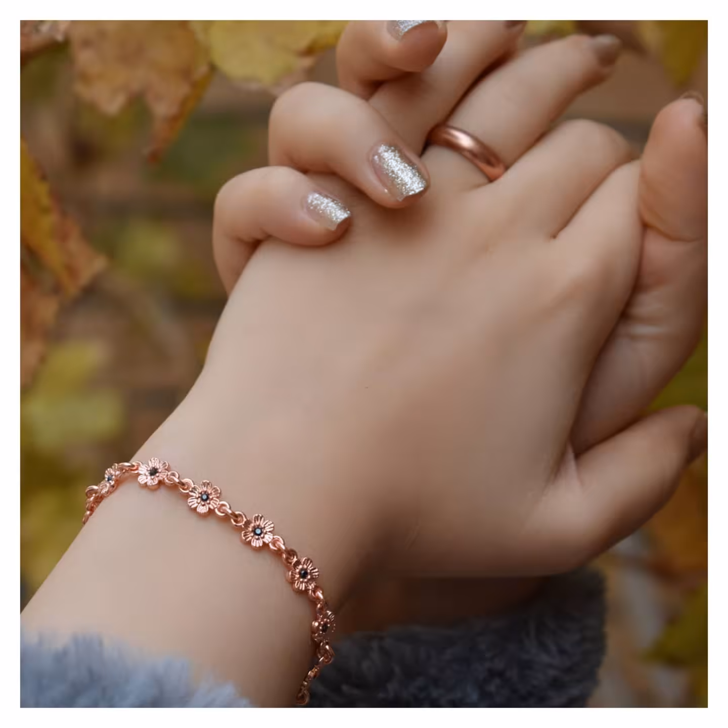 دستبند شکوفه مسی همراه با نگین مارگازیت