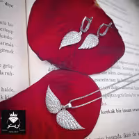 نیمست نقره بال فرشته بسیار شیک با زنجیر ونیزی با ضخامت متوسط عیار 925 و آبکاری طلاسفید