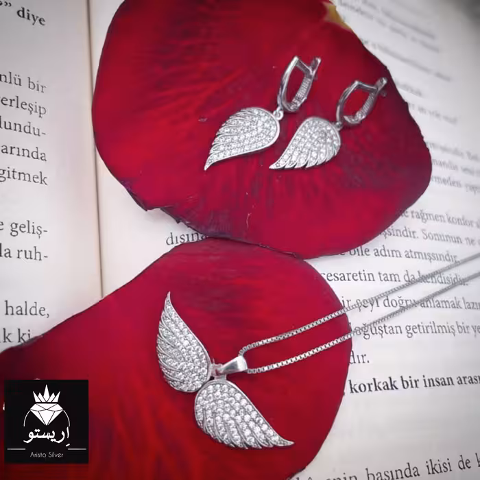 نیمست نقره بال فرشته بسیار شیک با زنجیر ونیزی با ضخامت متوسط عیار 925 و آبکاری طلاسفید