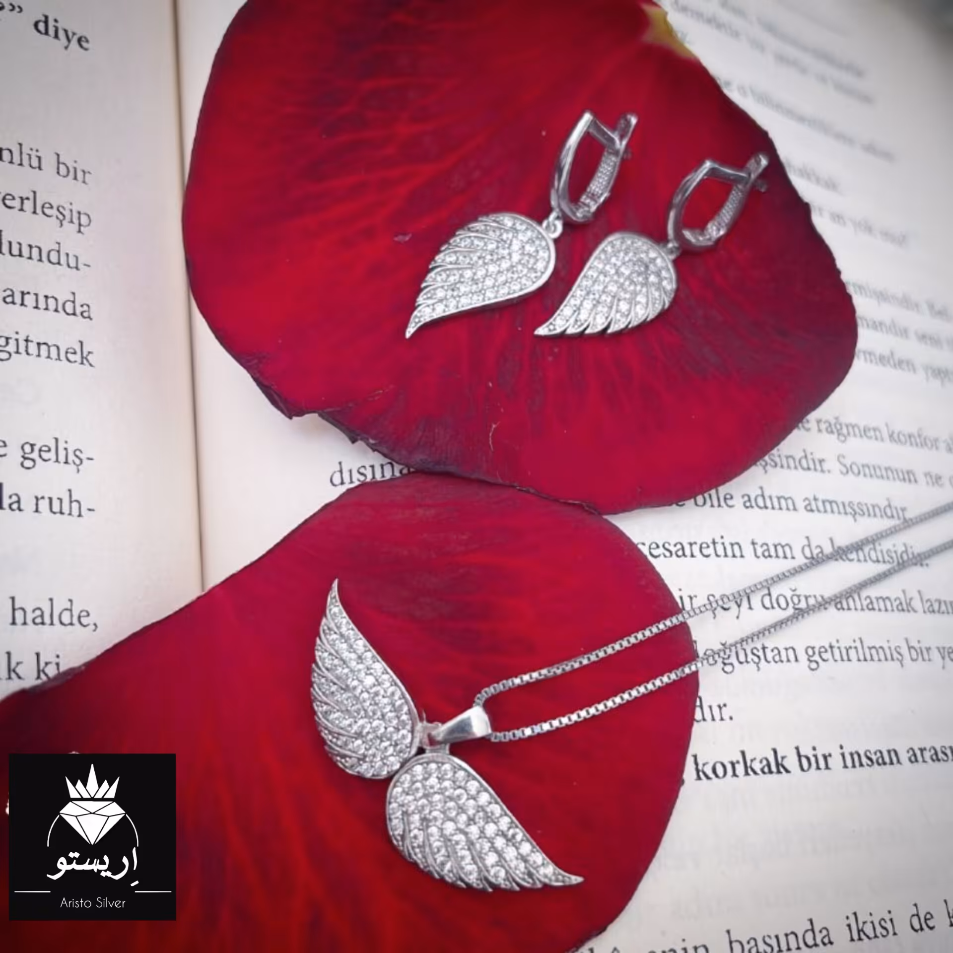 نیمست نقره بال فرشته بسیار شیک با زنجیر ونیزی با ضخامت متوسط عیار 925 و آبکاری طلاسفید