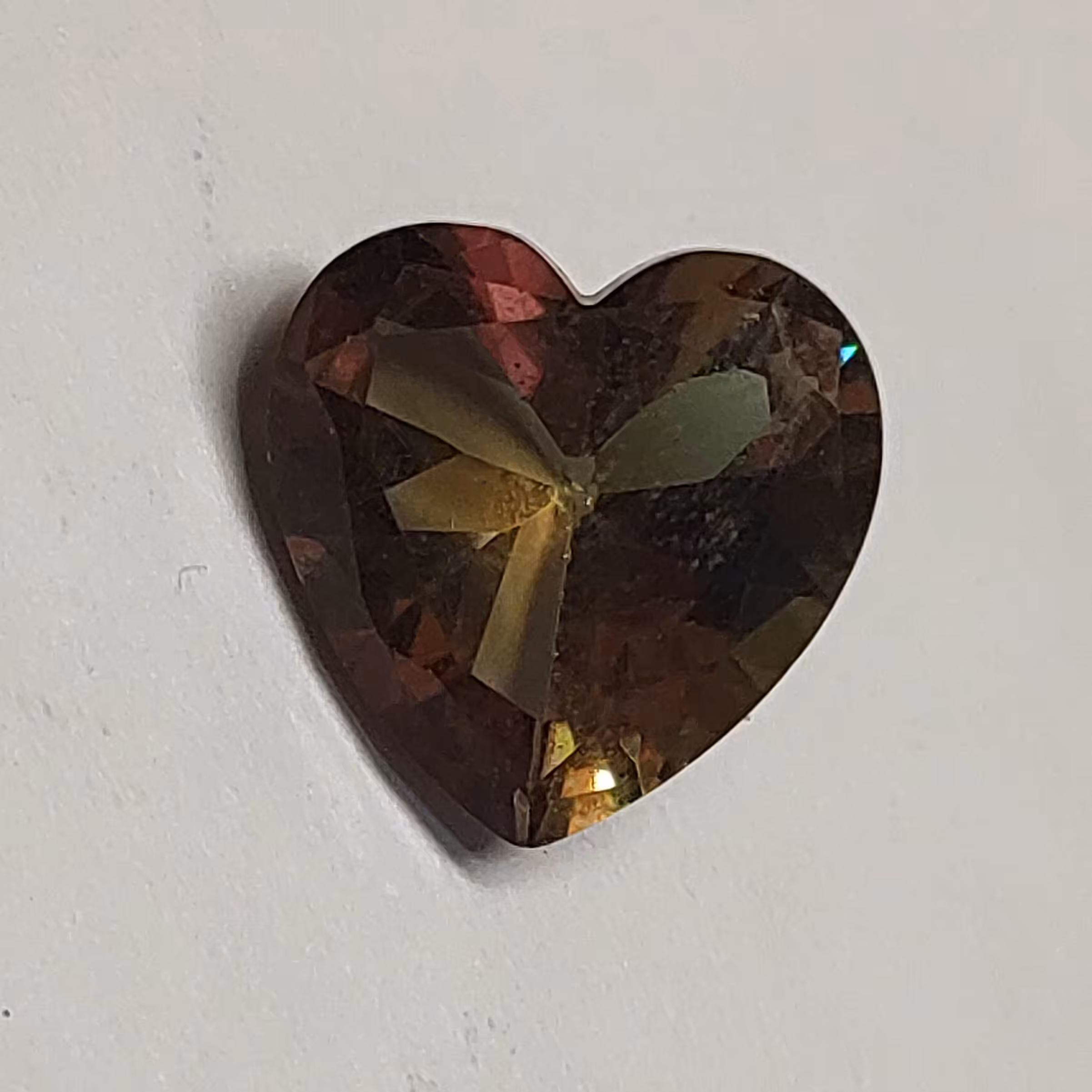  الکساندریت هفت رنگ تراش قلب تغییر رنگ در طیف نور مختلف 