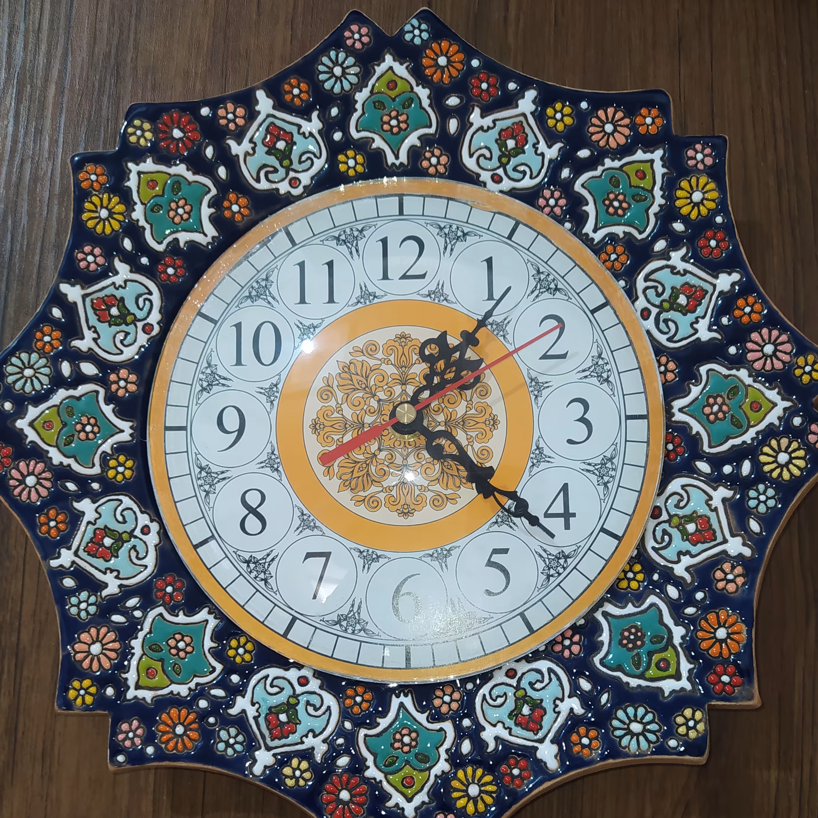 ساعت دیواری میناکاری شده.زمینه سرمه ای.قطر 30 سانتی متر