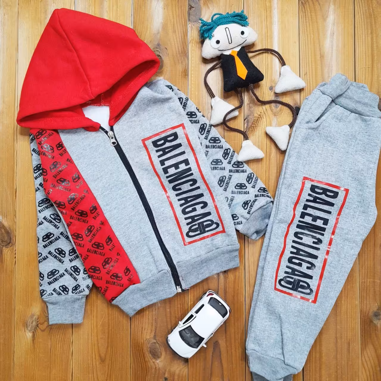 ست سوییشرت شلوار اسپرت بالنسیاگا
مناسب 2 تا 9 سال