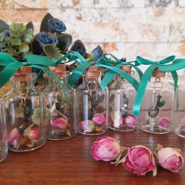 گیفت عید غدیرشماره26 ،ویال شیشه ای گیفت ویژه عید غدیر همراه آویز نام امام علی علیه السلام بسته 10 عددی 