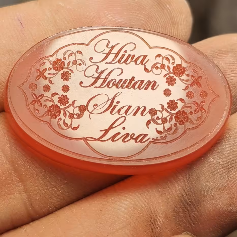 حکاکی و خوشنویسی حروف انگلیسی روی نگین عقیق یمنی انگشتر یا گردنبند انجام شده با ماشین