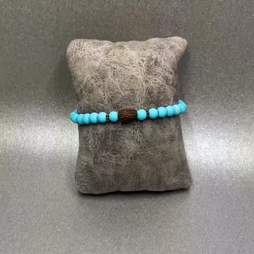 دستبند آسانسوری با مهره های آبی رنگ فسفری و هسته زیتون و خرج کار برنزی