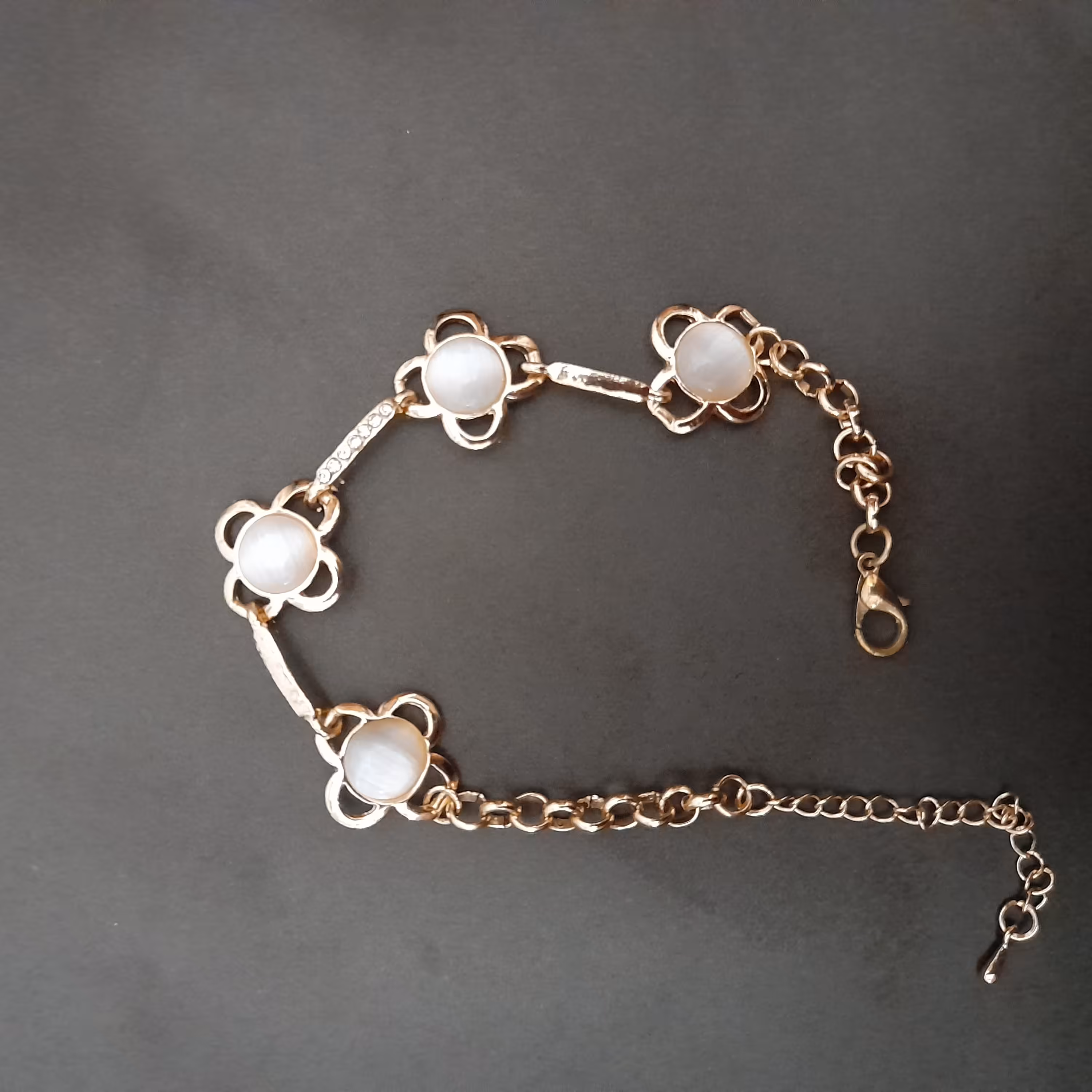 دستبند نگین سفید