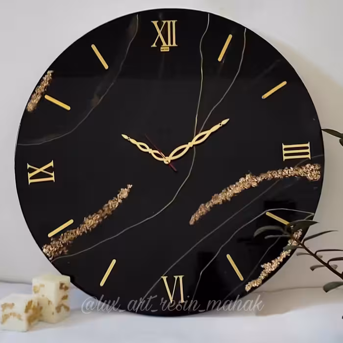 ساعت رزینی مرمر مشکی بی نظیر. قطر 40سانت کار شده با کریستال طلایی. 