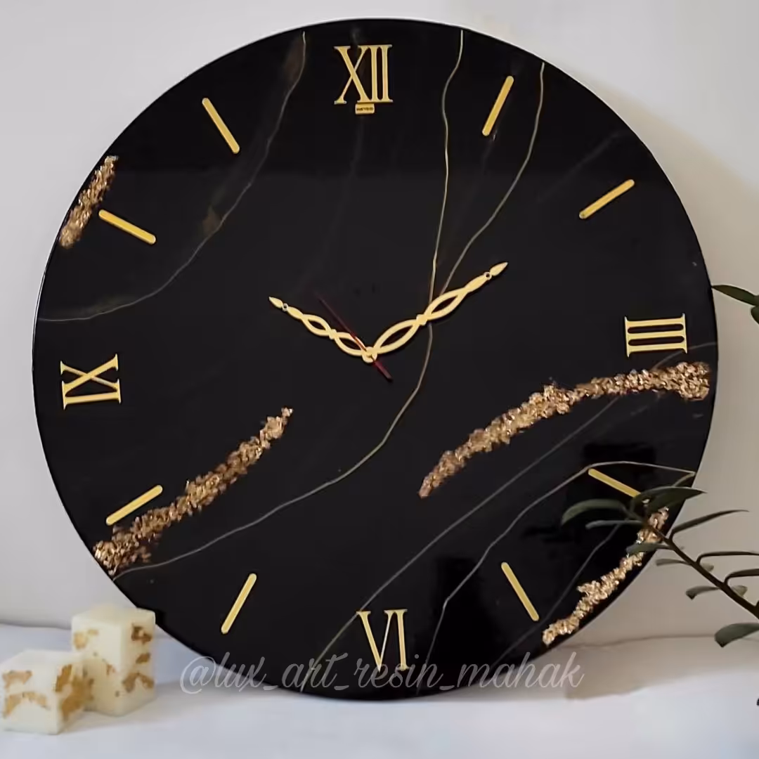 ساعت رزینی مرمر مشکی بی نظیر. قطر 40سانت کار شده با کریستال طلایی. 