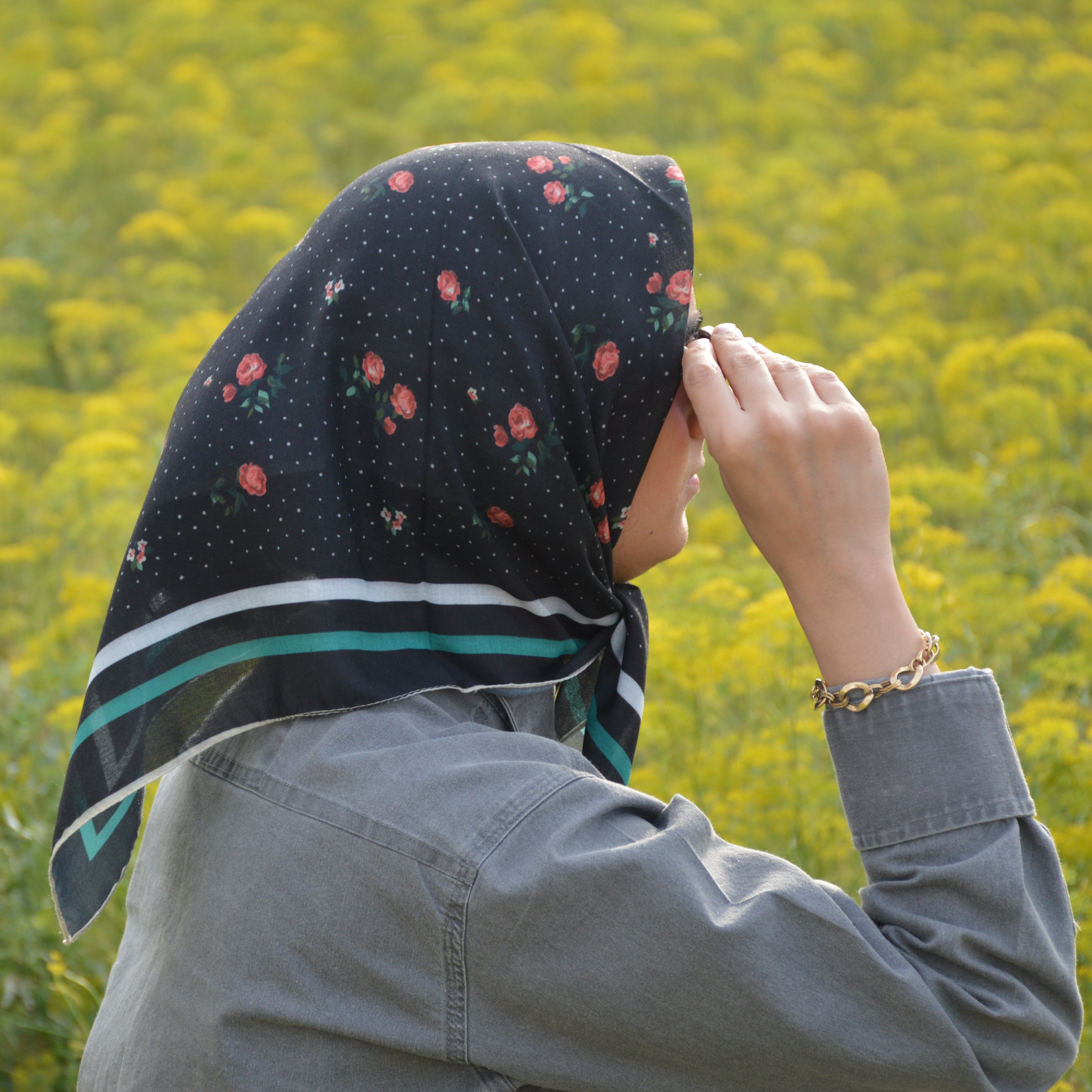 روسری مینی اسکارف نخی (قواره کوچک) دور دست دوز گلدار