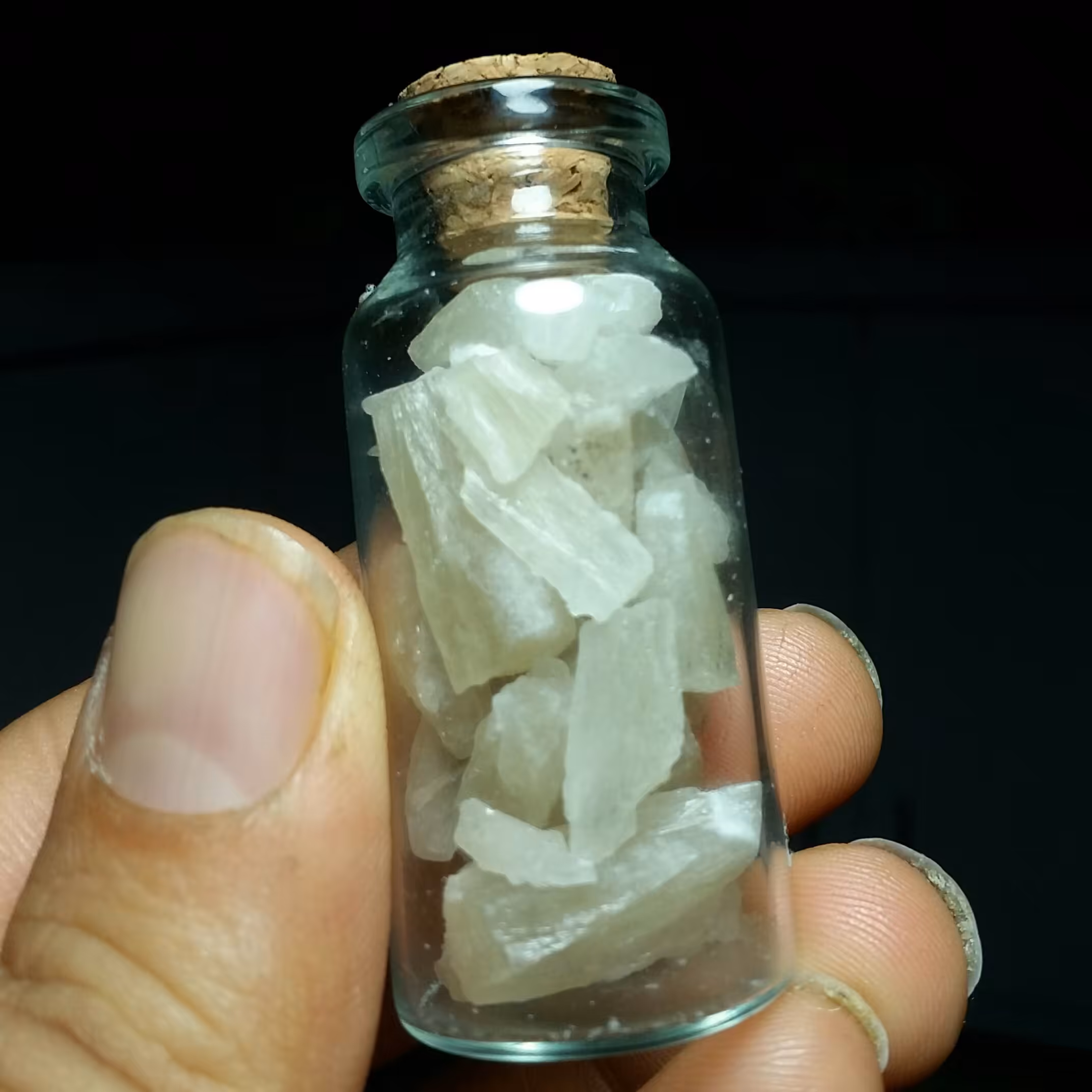 شیشه یا بطری کانی یا خورده سنگ کلسید سوزنی صددرصد طبیعی بدلیل کثرت نمونه اختلاف جزئی درنظربگیرید