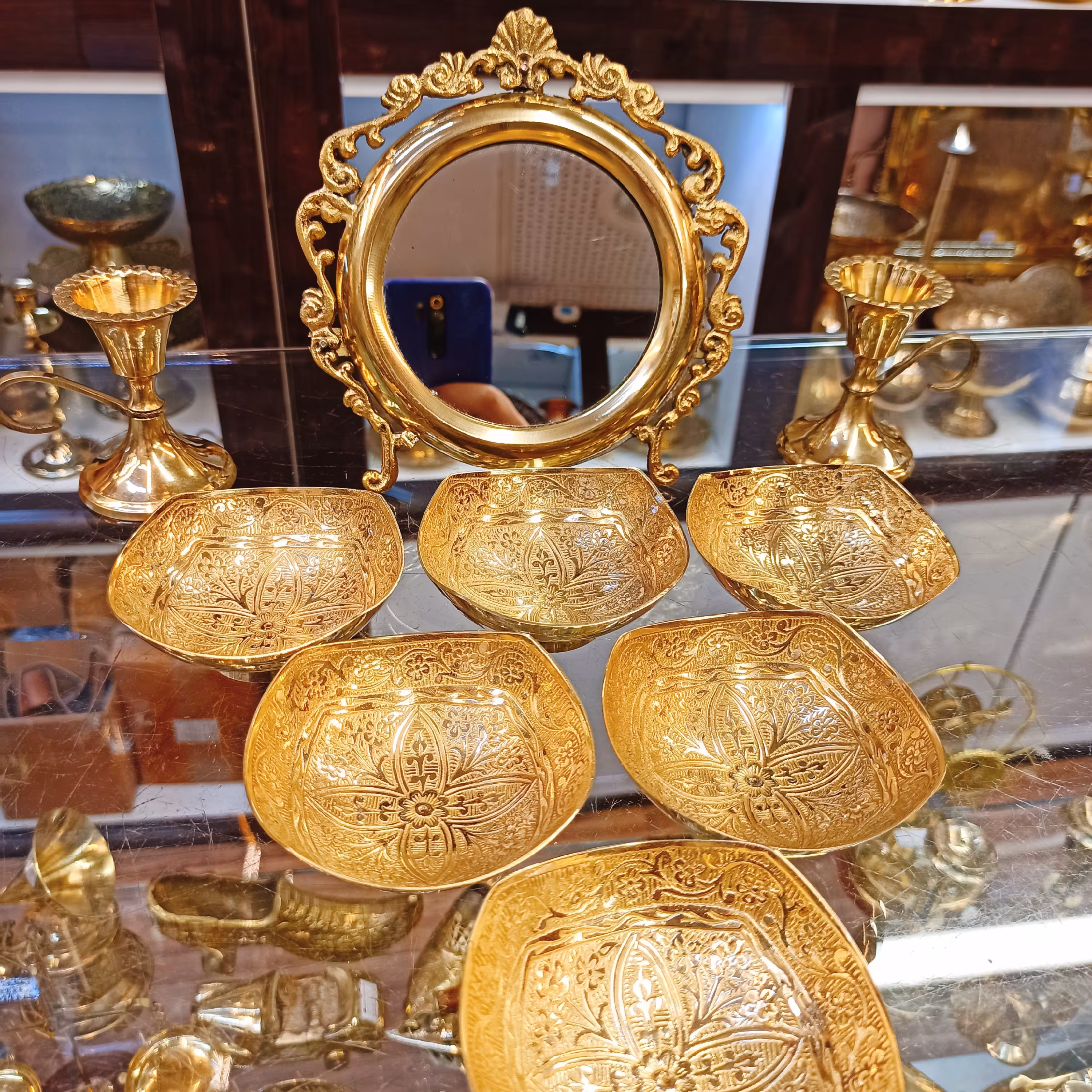 هفت سین 9تیکه برنجی قلم زنی شده کار دست ساخته شده از برنج خالص هندوستان شامل آینه و یک جفت شمعدان و پیاله 6تیکه قلم کاری