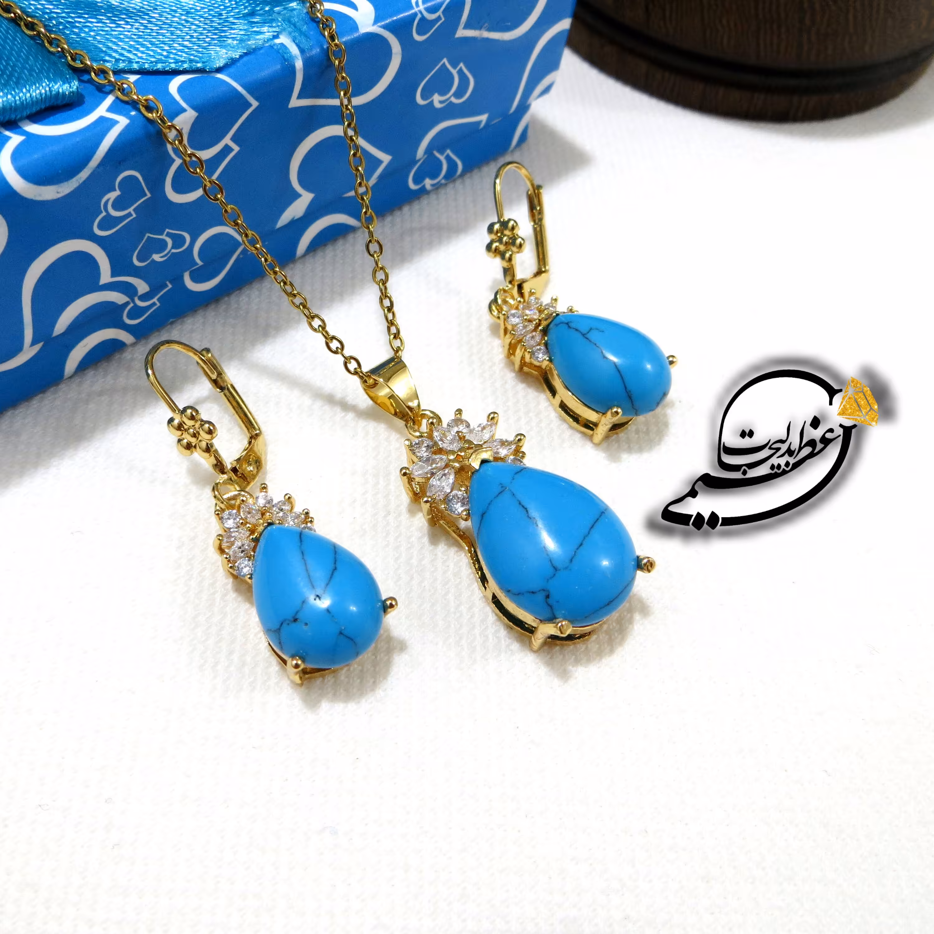 نیم ست برنجی رنگ ثابت طلایی روکش طلا  با نگین فیروزه ای اشکی نگین کاری شده