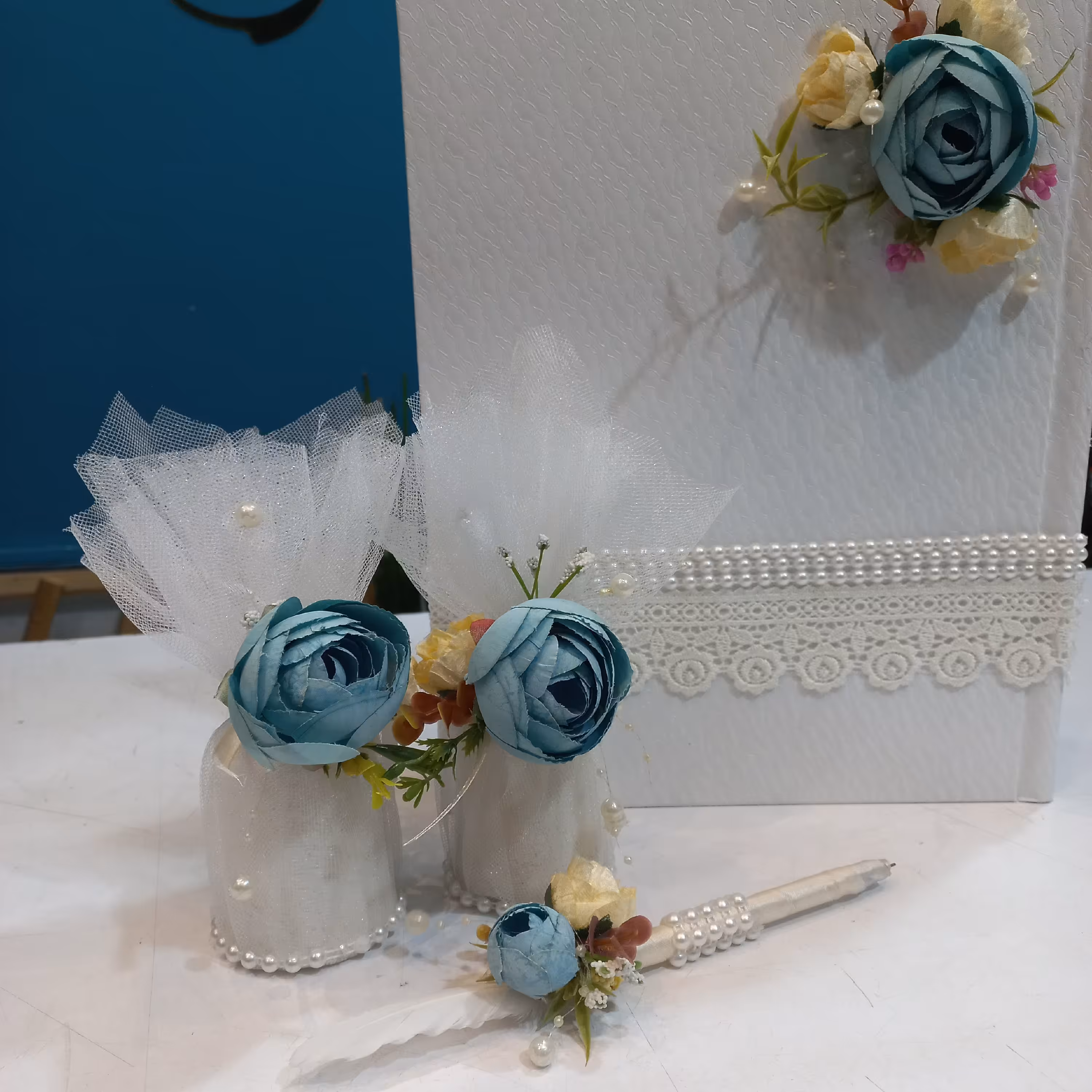 دفتر بله برون و قند و خودکار با گلهای مصنوعی تزیین شده