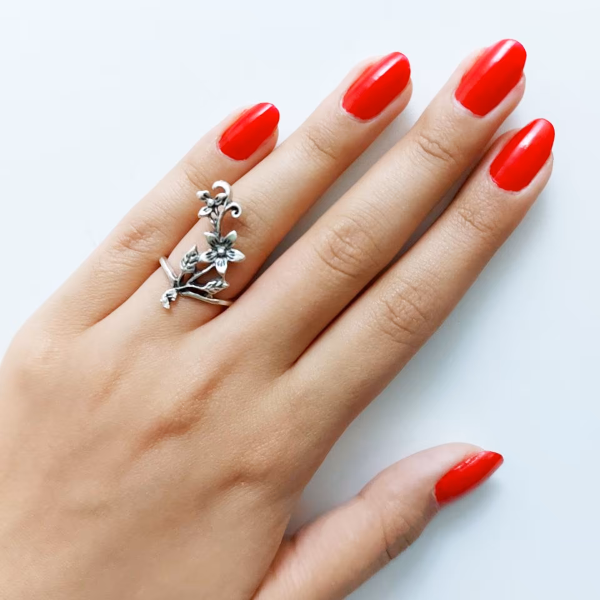 انگشتر ورشو طرح گل و برگ رنگ نقره ای قابل تنظیم تا دو سایز 