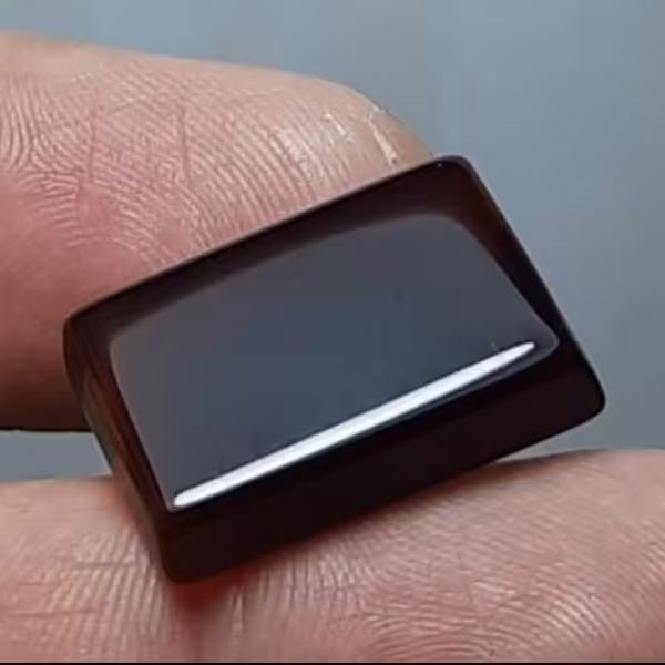 نگین عقیق آلبالویی ( گرزی ) معدنی زیبا 