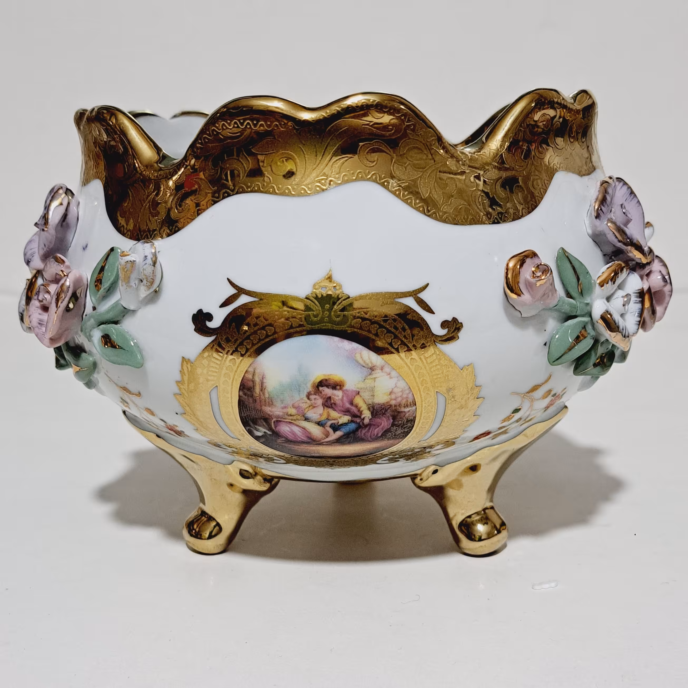 سه پایه چینی گل برجسته رنگی طرح لیلی و مجنون طلاکوب مناسب شکلات خوری و یا آجیل خوری جهیزیه و کاربردی با ارسال پسکرایه 