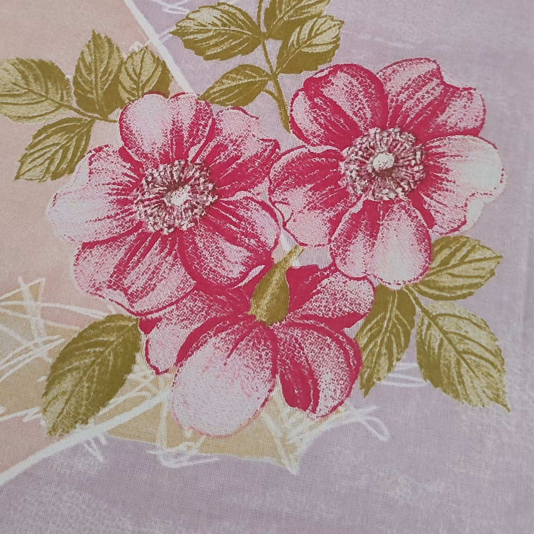 پارچه کتان پنبه بروجرد .نخ پنبه بارنگی ملایم وگلهای صورتی زیبا .پارچه با قیمت خیلی مناسب تقدیم شما میشود