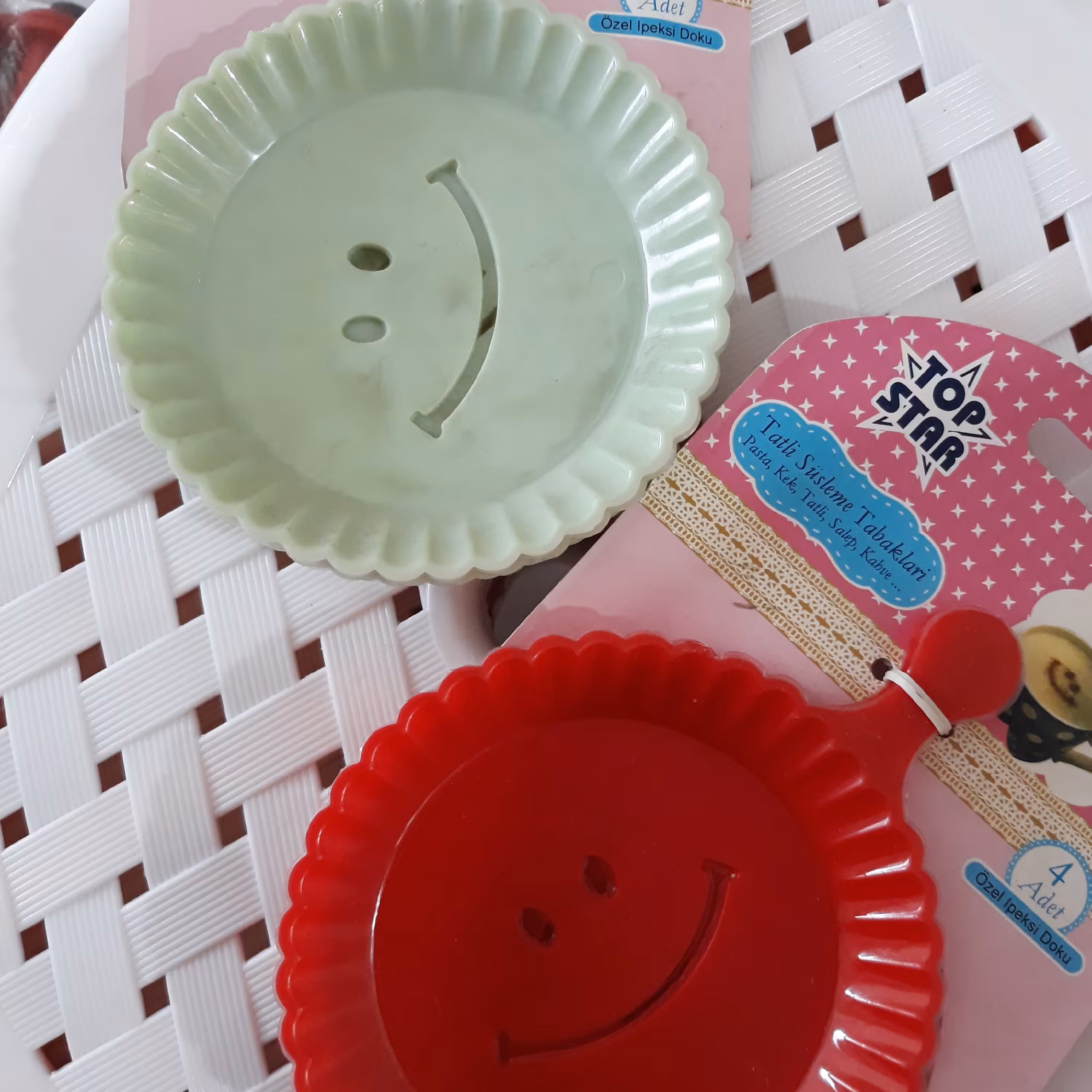 حراج حراج شابلون کافی  طرح لبخند قیمت زیر بازار  جنس پلاستیک مرغوب در سه رنگ سبز