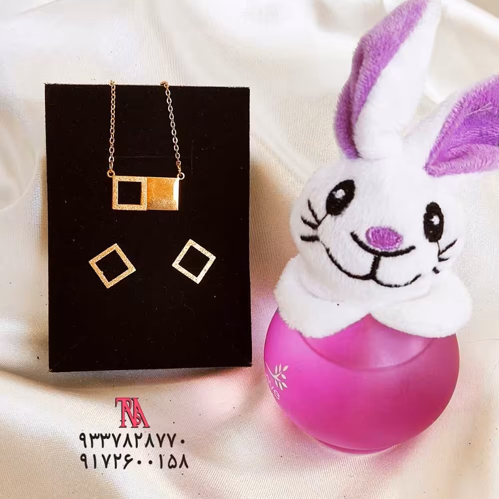 نیم ست مربع،طلایی مات و براق،رنگ ثابت، شامل مدال، گوشواره، زنجیر، ضد حساسیت