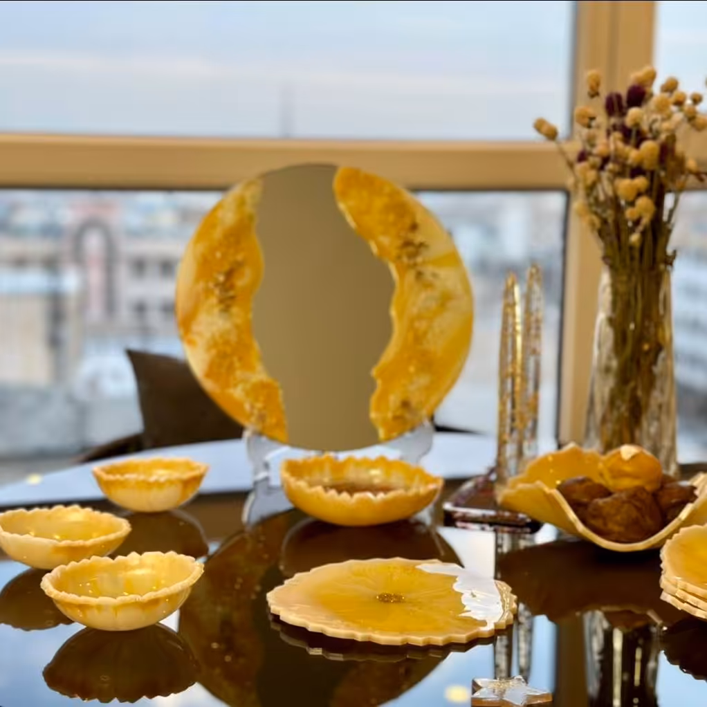 کاملا شفاف و نشکن  و قابل شستشو  به همراه سه عدد پیاله سه عدد ظرف تخت شمعدان بدون شمع و موارد در تصویر