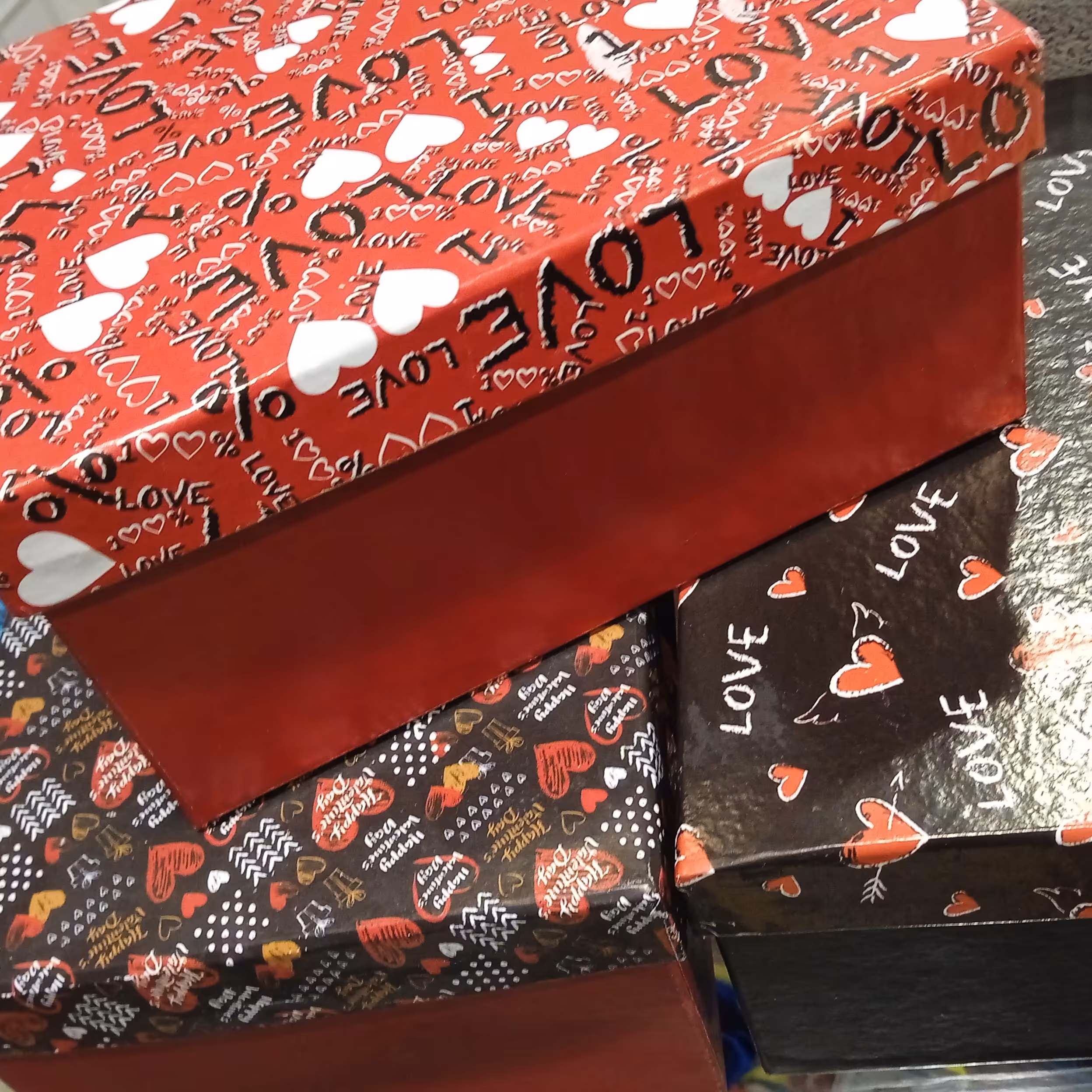 جعبه کادویی مستطیل شکل قرمز مشکی 