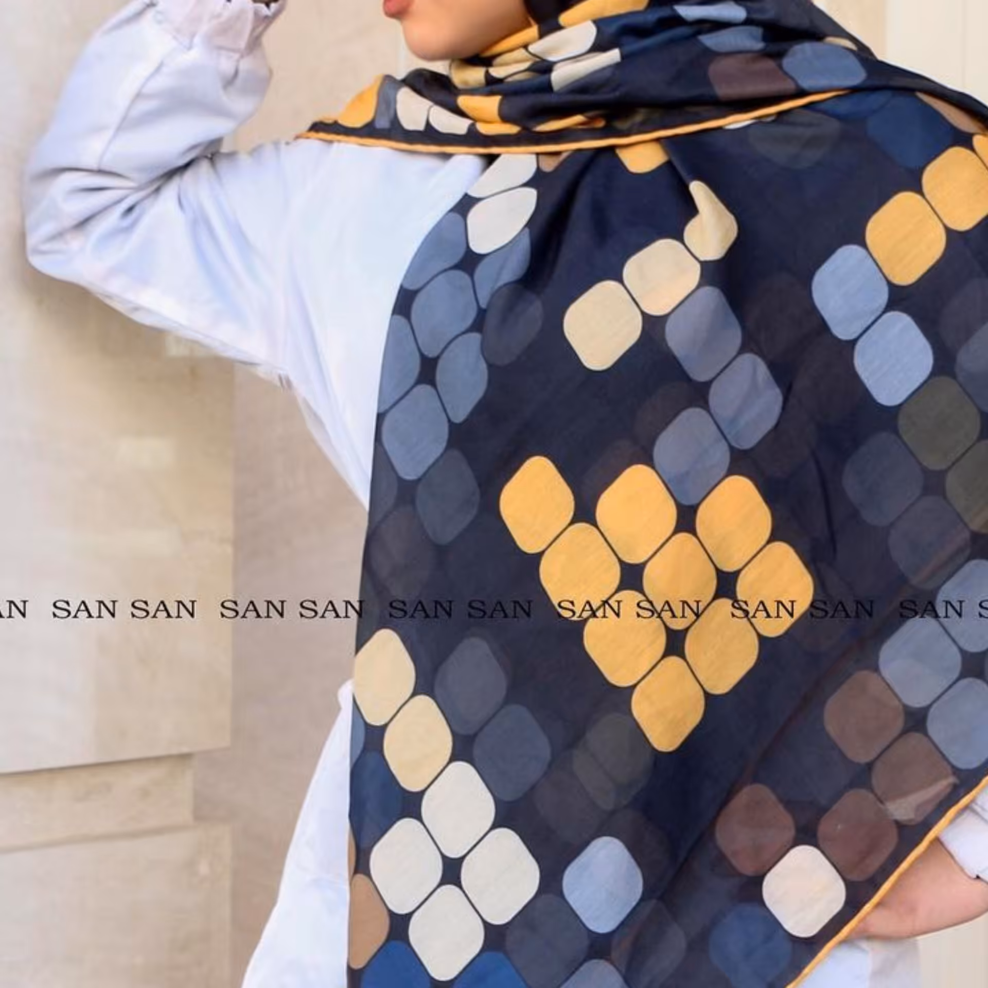 روسری نخی دور دست دوز طرح مربعی